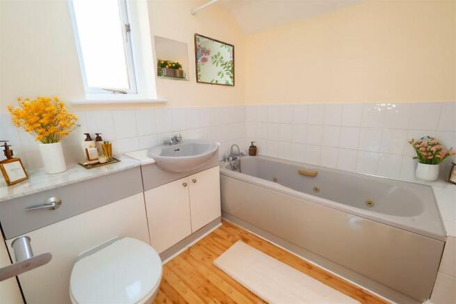 Virtual Staging AI - bathroom.jpg