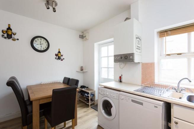 3 bed End of Terrace to rent Image 4
