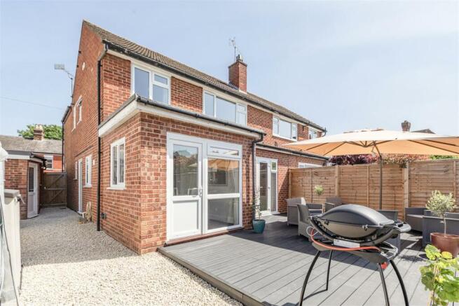 10 Pretoria Road, Chertsey, KT16 9LN - 4.jpg
