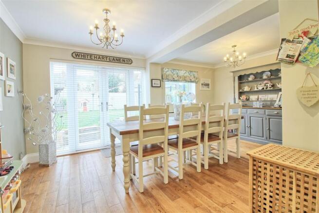 KITCHEN/DINING AREA (pic 3)