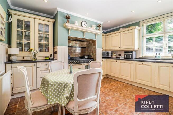 KITCHEN/BREAKFAST ROOM
