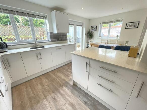 OPEN PLAN LIVING/DINING KITCHEN