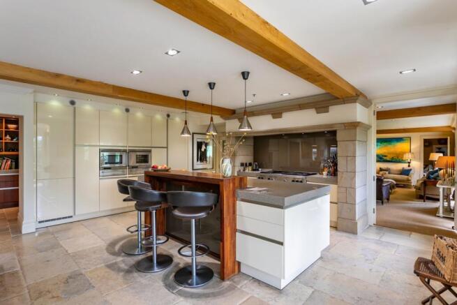 6 bed Detached for sale Image 4