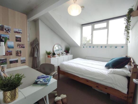 Bright, tidy double bedroom with a comfortable ...