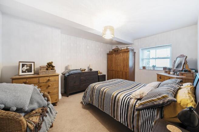 3 bed Flat for sale Image 5