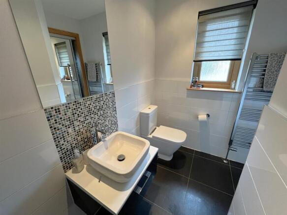 EN-SUITE SHOWER ROOM