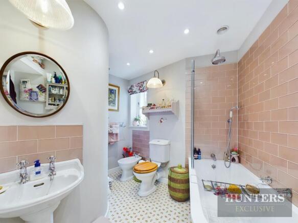 6 bed Detached for sale Image 12