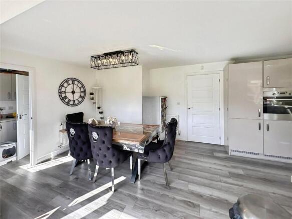 4 bed Detached to rent Image 4