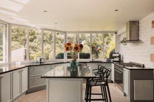 4 bed House for sale Image 6