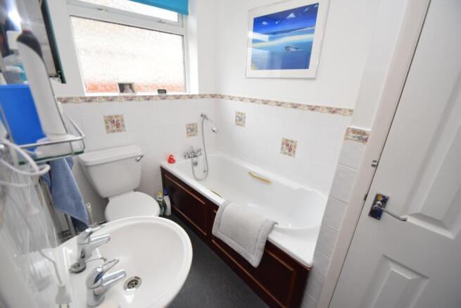 18 Huggetts Lane bathroom.JPG