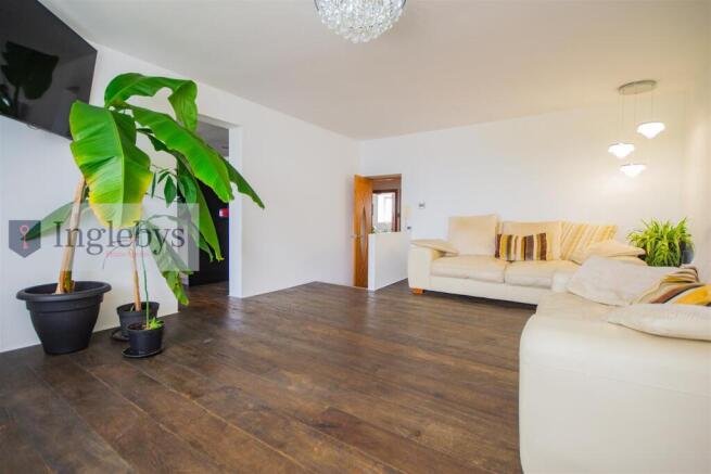 3 bed Apartment for sale Image 8