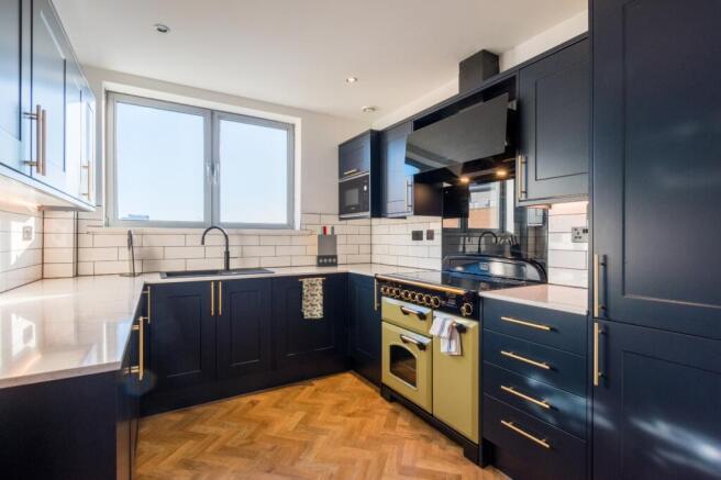 2 bed Penthouse to rent Image 4