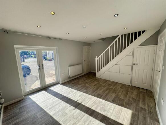 Living Room (1/3)