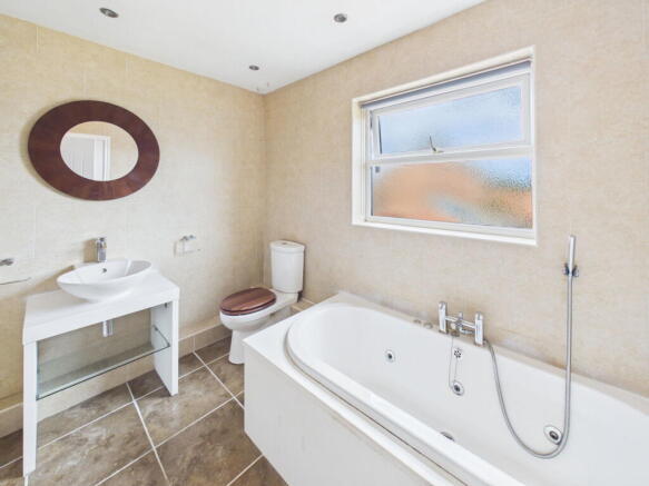 4 bed Detached for sale Image 11