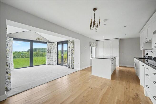4 bed Bungalow for sale Image 5