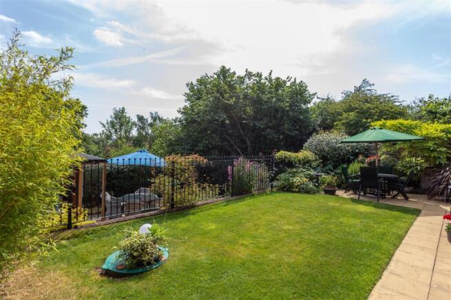 5 bed Detached for sale Image 4