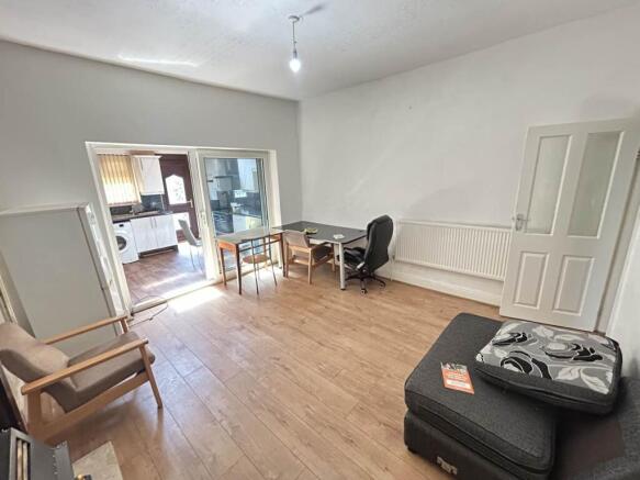 4 bed House to rent Image 6