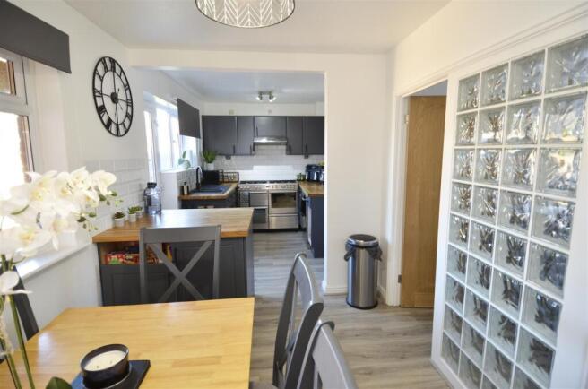 KITCHEN/ DINER