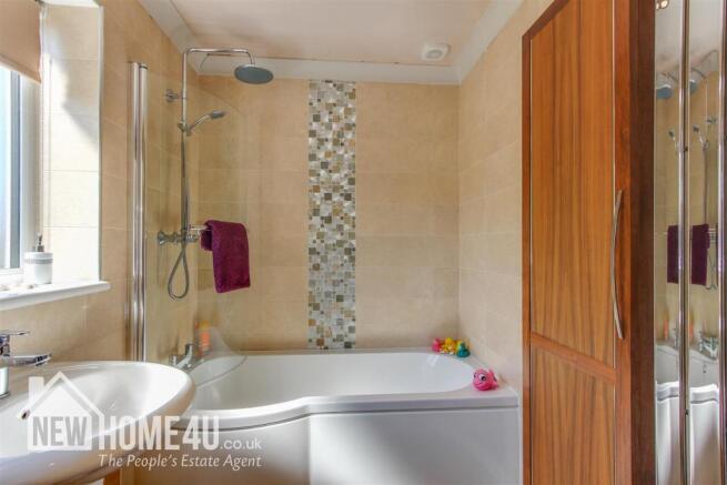 FAMILY BATHROOM: