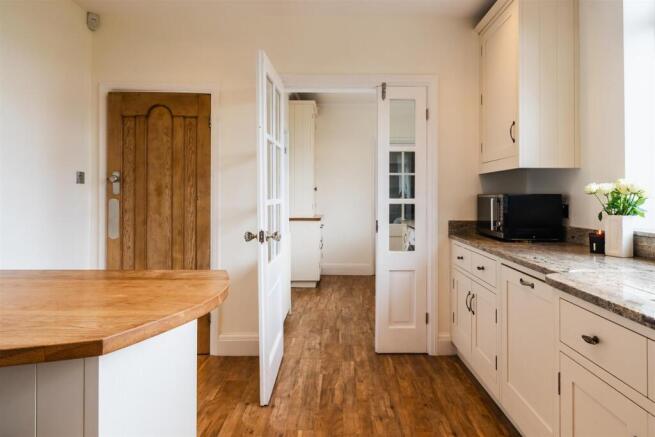 4 bed Detached for sale Image 12