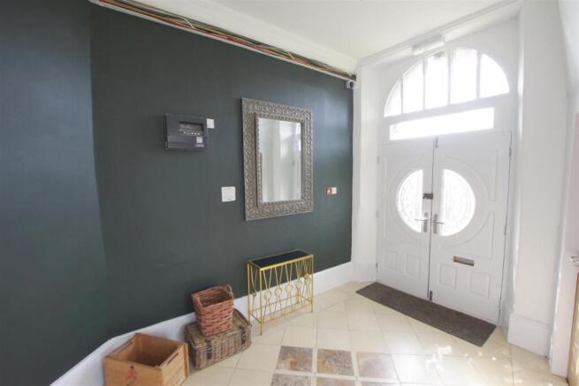 2 bed Apartment to rent Image 12