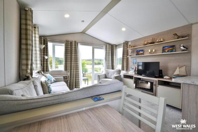 Living/dining area