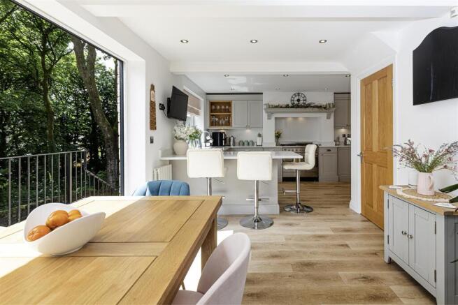 5 bed Detached for sale Image 4