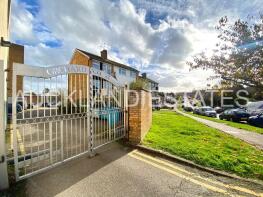 Flat 10, Orchard Court, Mimms Hall Road, Potters Bar EN6 3DW
