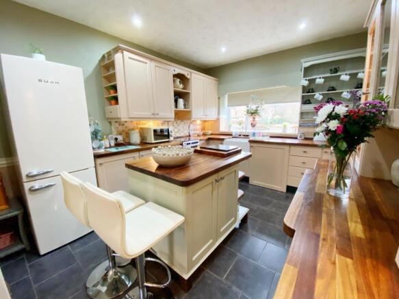 BREAKFASTING KITCHEN
