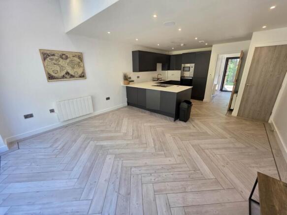 4 bed Town House to rent Image 12