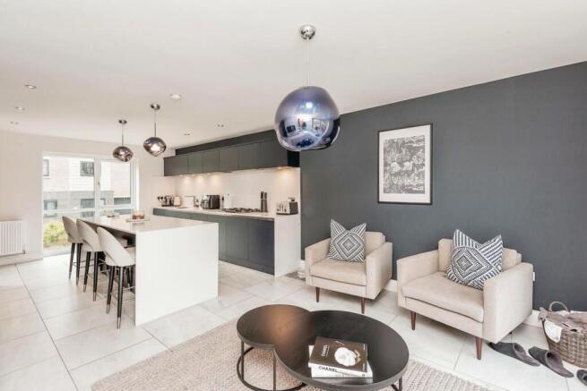 KITCHEN/SITTING ROOM