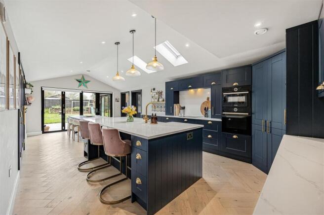 Open-plan kitchen / dining