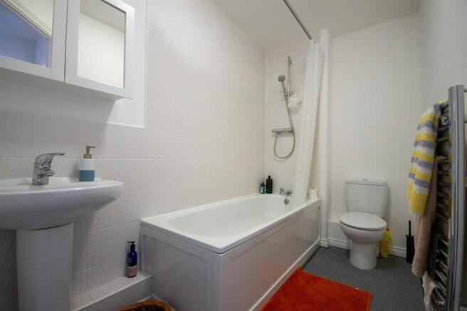 2 bed Apartment to rent Image 7