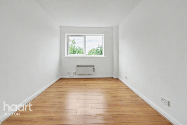 2-bed flat on Woodcote Road, Wallington, £300,000
