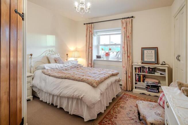 4 bed House for sale Image 12