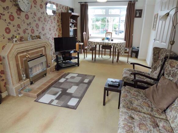 Lounge & Dining Area