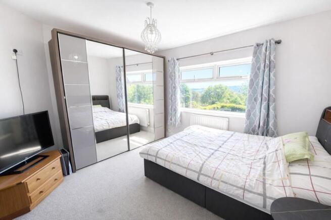 4 bed Semi-Detached for sale Image 10