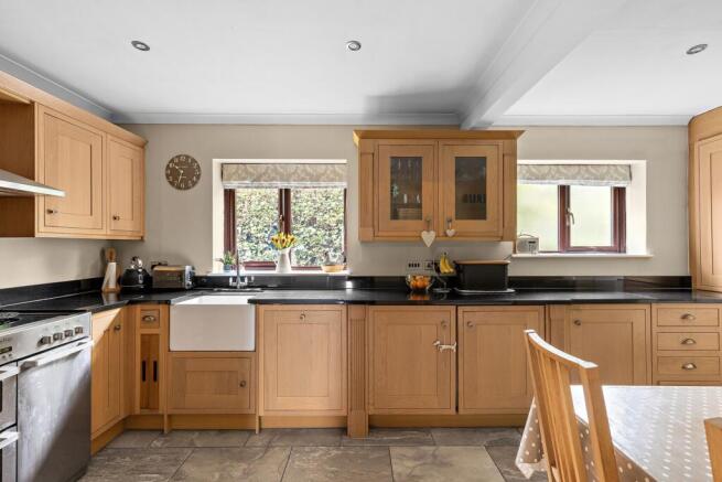 5 bed Detached for sale Image 10