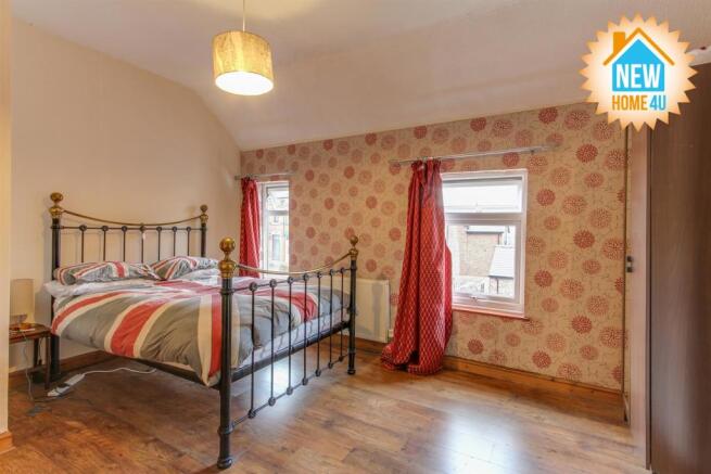 MAIN BEDROOM: