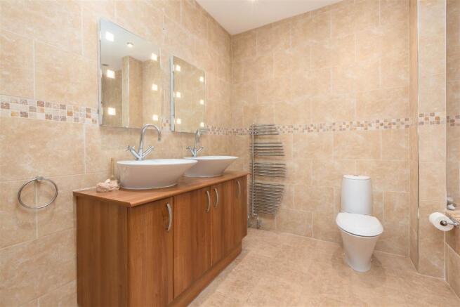 21a Queens Road - Bathroom.jpg