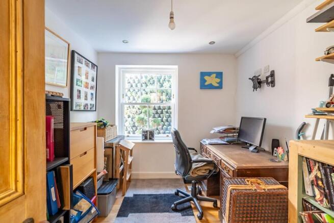 4 bed House for sale Image 11