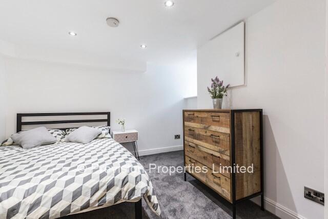 5 bed Terraced to rent Image 11