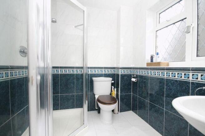 en-suite showe...
