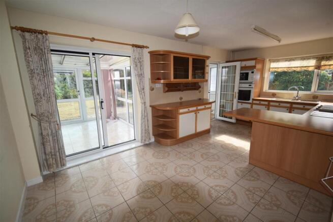 KITCHEN/BREAKFAST ROOM