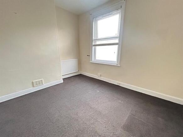 2 bed Terraced to rent Image 5