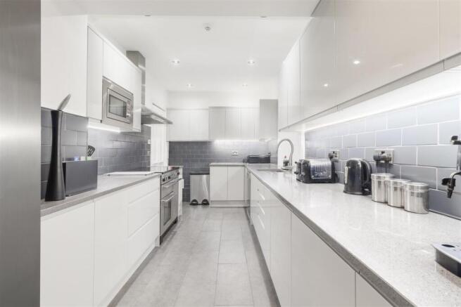 7 bed Detached for sale Image 6