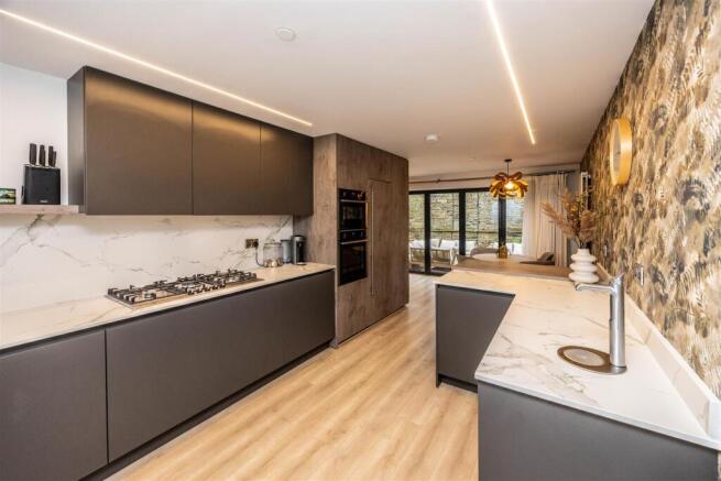 4 bed House for sale Image 4