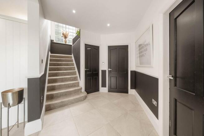 5 bed Detached for sale Image 8
