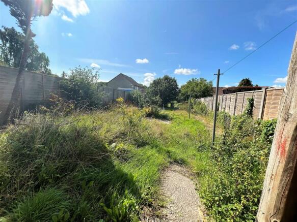 18 Princecroft Road - Garden.jpg