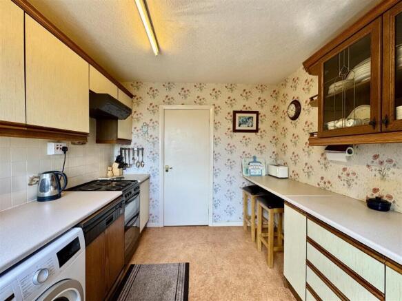 4 bed Detached Bungalow for sale Image 10